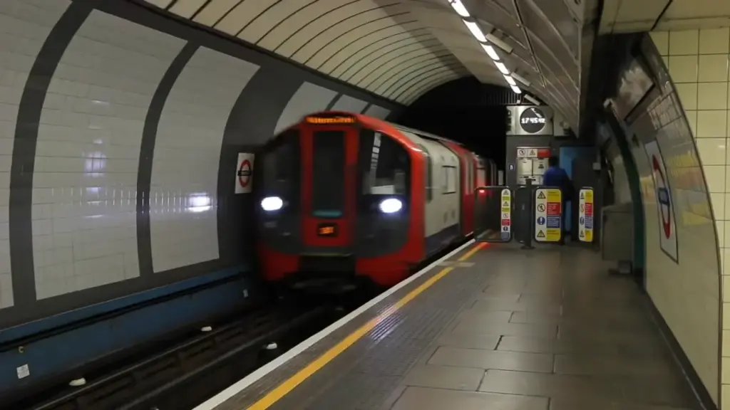 London underground Victoria line at night service is arriving to station